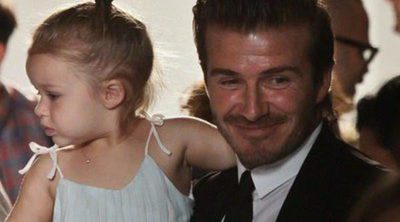 Harper Seven sigue desde el front row con su padre David el desfile de Victoria Beckham en la Nueva York Fashion Week