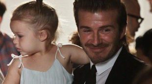 Harper Seven sigue desde el front row con su padre David el desfile de Victoria Beckham en la Nueva York Fashion Week