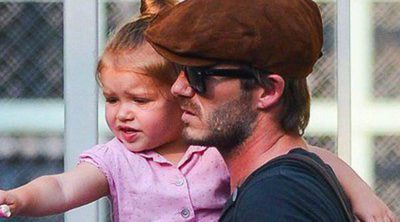 Harper Seven pasa una divertida tarde en el parque con su padre David Beckham