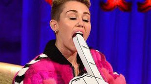 Miley Cyrus y su famosa mano de espuma se reencuentran en un programa de televisión británico