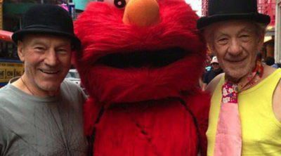 Ian McKellen y Patrick Stewart causan sensación haciéndose una fotografía con Elmo en Nueva York