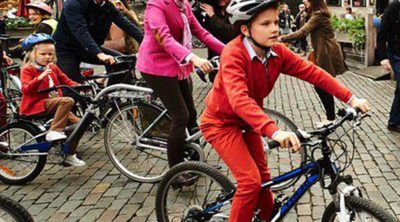 Los Reyes Felipe y Matilde de Bélgica celebran el Día de la Bicicleta con sus hijos en Bruselas