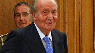 El Rey Juan Carlos bromea con su nueva operación de cadera: 
