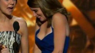 El descuido de Tina Fey en los Emmy 2013: su Narciso Rodriguez deja al descubierto parte de su pecho