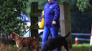 Zara Phillips presume de embarazo paseando a los perros por su residencia en Gatcombe Park