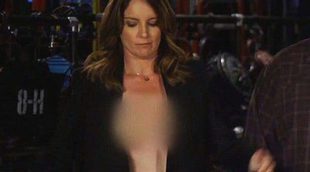 Tina Fey se ríe de su descuido en los Emmy 2013 quedándose en topless en un spot de 'Saturday Night Live'