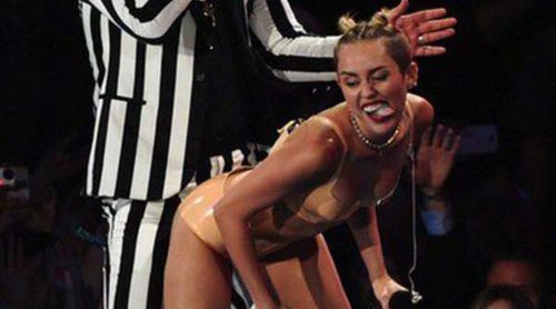 La mano de gomaespuma de Miley Cyrus comienza a agotarse en las tiendas de artículos de Halloween