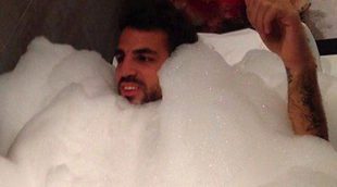 El divertido baño de espuma de Cesc Fàbregas y Daniella Semaan tras la victoria del Barça