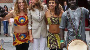 La Princesa Letizia, entre el Príncipe Felipe, moteros y artistas en el Día de la Banderita 2013