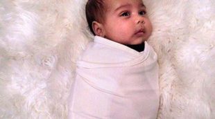 Kim Kardashian muestra una entrañable foto de su hija North West envuelta en una manta