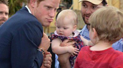 El Príncipe Harry, todo un bromista con los niños durante su fugaz visita a Australia