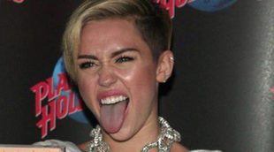 Miley Cyrus promociona su disco 'Bangerz' en Nueva York sacando una vez más la lengua