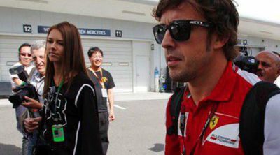 Dasha Kapustina y Jessica Michibata arropan a Fernando Alonso y Jenson Button en el GP de Japón 2013
