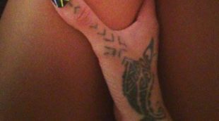 Rihanna se hace un tatuaje con una aguja y un martillo