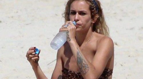 Alice Dellal se relaja en la playa después de irse de fiesta con Cara Delevingne en Brasil