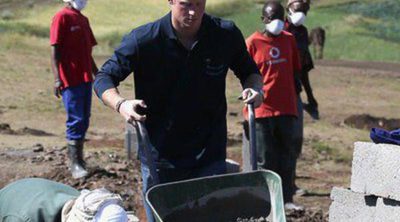 El Príncipe Harry se convierte en obrero para construir una escuela en Lesotho