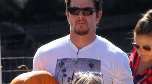 Mark Wahlberg y Ali Larter acuden a comprar las calabazas para Halloween con sus hijos
