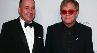 Elton John premia a Hillary Clinton en compañía de Alec Baldwin y Courtney Love