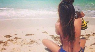Miranda Kerr se relaja en la playa con su hijo Flynn sin Orlando Bloom