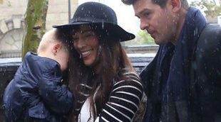 Robin Thicke y Paula Patton, de paseo por París bajo la lluvia con su hijo Julian