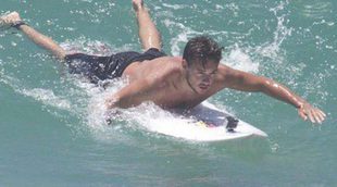 Liam Payne presume de cuerpo en las playas de Australia practicando surf