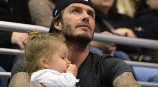 David Beckham se deshace en mimos con Harper Seven durante un partido de hockey sobre hielo