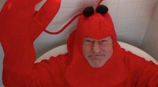 Patrick Stewart se disfraza de langosta gigante y se mete en su bañera