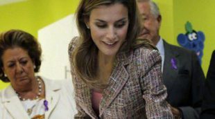 La Princesa Letizia, volcada con los niños en su visita a la sede de la Asociación Valenciana de Caridad