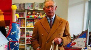 Carlos de Inglaterra compra regalos de Navidad para su nieto el Príncipe Jorge de Cambridge