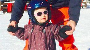 La Princesa Estela aprende esquiar con sus padres Daniel y Victoria de Suecia