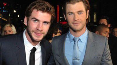 Liam Hemsworth arropa a su hermano Chris Hemsworth en el estreno de 'Thor: El mundo oscuro' en Los Ángeles