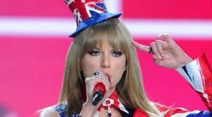 Taylor Swift pone música al Victoria's Secret Fashion Show 2013 envuelta en la bandera del Reino Unido