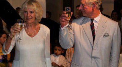 El Príncipe Carlos celebra su 65 cumpleaños con Camilla Parker en Sri Lanka con una tarta
