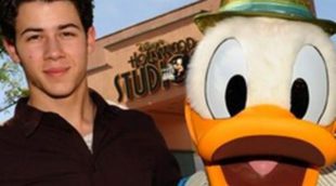 Nick Jonas celebra en Disney World su aparición en la serie 'Last Man Standing'