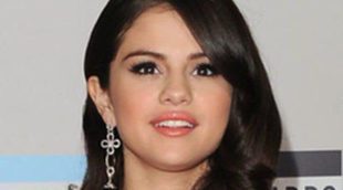 El descuido de Selena Gomez: deja al descubierto su faja 'spanx' durante un concierto