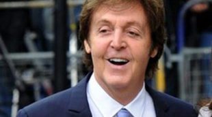 Paul McCartney y Ronnie Wood, guitarrista de los Rolling Stone, comparten escenario a ritmo de 'Get Back'