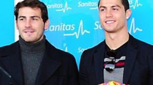 Cristiano Ronaldo e Iker Casillas visitan a los niños hospitalizados en Madrid