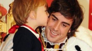 Fernando Alonso, Pedro Martínez de la Rosa y Marc Gené reparten regalos entre los niños