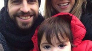 Gerard Piqué y Shakira desmienten los rumores de crisis con un entrañable posado familiar con Milan