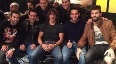Jordi Alba, Xavi, Puyol, Fàbregas, Piqué, Pinto y Adriano se ríen de la americana de Leo Messi en la Bota de Oro 2013