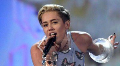 Miley Cyrus olvida sus polémicas con una recatada actuación en los AMA's 2013