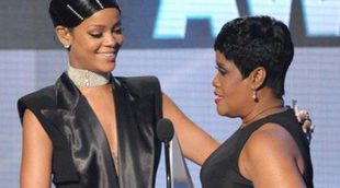 Rihanna recoge el AMA 2013 a Icono del Año de manos de su madre Monica Braithwaite