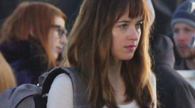 Dakota Johnson apuesta por un look de colegiala en el rodaje de 'Cincuenta sombras de Grey'