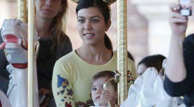 Kourtney Kardashian se divierte en Disneyland con sus hijos Mason y Penélope