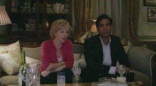 Lady Di y Hasnat Khan, cita para dos en Kensington Palace viendo la tele en un clip exclusivo de 'Diana'
