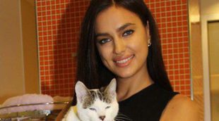 Irina Shayk amadrina la campaña de Navidad de un centro de adopción de animales de Nueva York