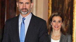 Los Príncipes Felipe y Letizia, todo sonrisas en la reunión del Patronato de la Fundación Príncipe de Girona