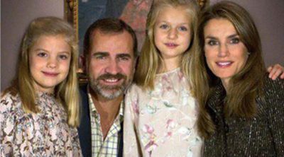 Los Príncipes Felipe y Letizia y las infantas Sofía y Leonor felicitan la Navidad con una pictórica postal