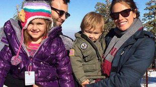 Alessandra Ambrosio disfruta de un día en la nieve con Jamie Mazur y sus hijos Anja y Noah