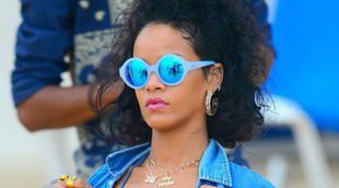 Rihanna apuesta por el azul celeste en sus vacaciones navideñas en Barbados